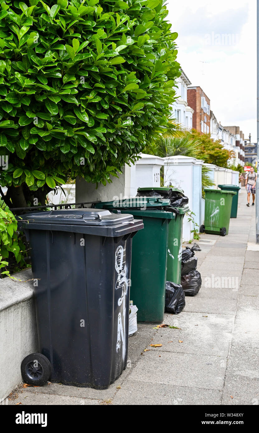Brighton Regno Unito 12 luglio 2019 - Casalinghi bidoni della spazzatura rimangono unemptied in parti di Brighton oggi come binmen hanno inscenato una unofficial walkout . Il personale dell'Cityclean depot in hanno camminato fuori questa mattina in una controversia con la Brighton e Hove City Council si intensifica. Credito: Simon Dack / Alamy Live News Foto Stock Brighton Regno Unito 12 luglio 2019 - Casalinghi bidoni della spazzatura rimangono unemptied in parti di Brighton oggi come binmen hanno inscenato una unofficial walkout . Il personale dell'Cityclean depot in hanno camminato fuori questa mattina in una controversia con la Brighton e Hove City Council si intensifica. Credito: Simon Dack / Alamy Live News Foto Stock