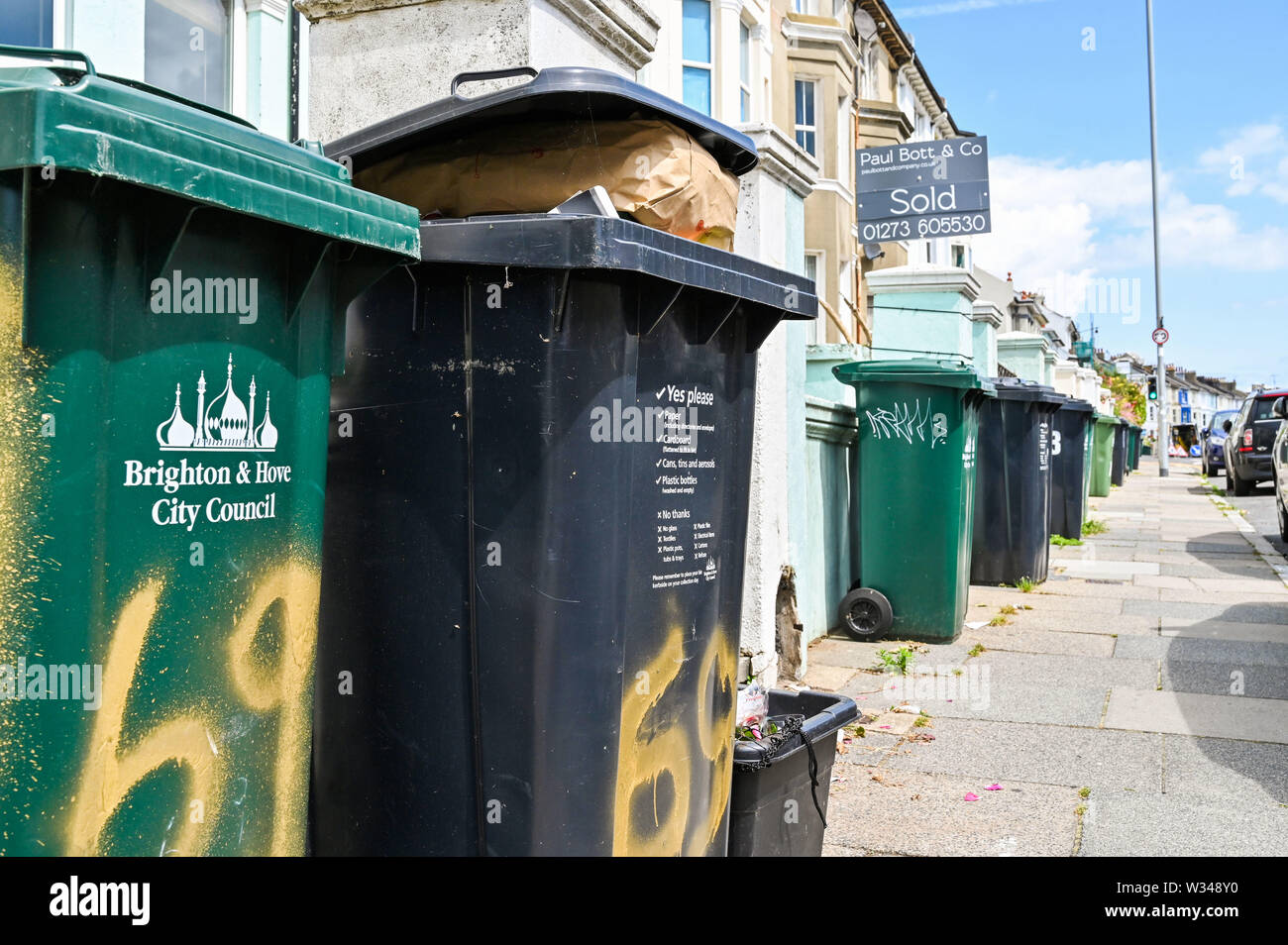 Brighton Regno Unito 12 luglio 2019 - Casalinghi bidoni della spazzatura rimangono unemptied in parti di Brighton oggi come binmen hanno inscenato una unofficial walkout . Il personale dell'Cityclean depot in hanno camminato fuori questa mattina in una controversia con la Brighton e Hove City Council si intensifica. Credito: Simon Dack / Alamy Live News Foto Stock Brighton Regno Unito 12 luglio 2019 - Casalinghi bidoni della spazzatura rimangono unemptied in parti di Brighton oggi come binmen hanno inscenato una unofficial walkout . Il personale dell'Cityclean depot in hanno camminato fuori questa mattina in una controversia con la Brighton e Hove City Council si intensifica. Credito: Simon Dack / Alamy Live News Foto Stock