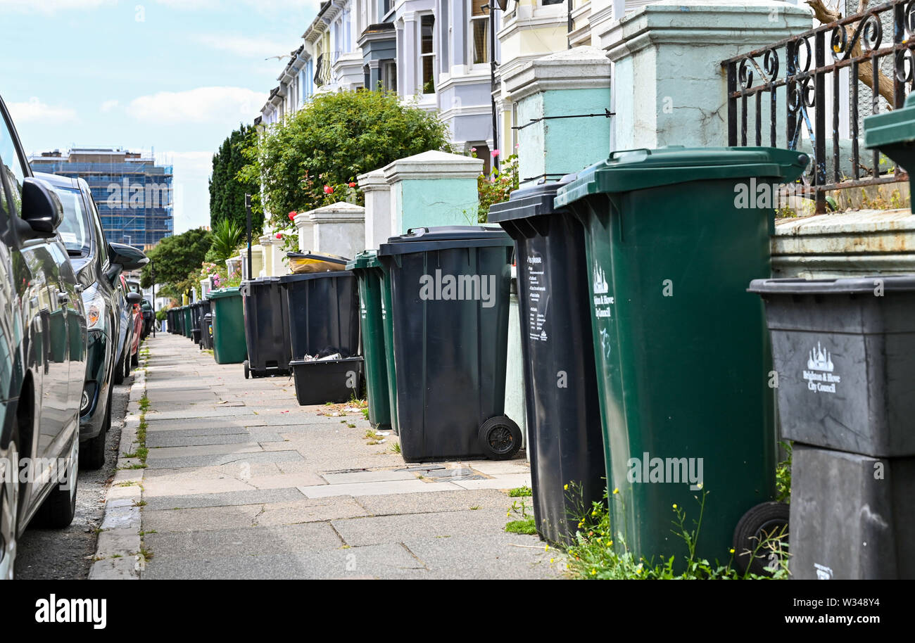 Brighton Regno Unito 12 luglio 2019 - Casalinghi bidoni della spazzatura rimangono unemptied in parti di Brighton oggi come binmen hanno inscenato una unofficial walkout . Il personale dell'Cityclean depot in hanno camminato fuori questa mattina in una controversia con la Brighton e Hove City Council si intensifica. Credito: Simon Dack / Alamy Live News Foto Stock Brighton Regno Unito 12 luglio 2019 - Casalinghi bidoni della spazzatura rimangono unemptied in parti di Brighton oggi come binmen hanno inscenato una unofficial walkout . Il personale dell'Cityclean depot in hanno camminato fuori questa mattina in una controversia con la Brighton e Hove City Council si intensifica. Credito: Simon Dack / Alamy Live News Foto Stock