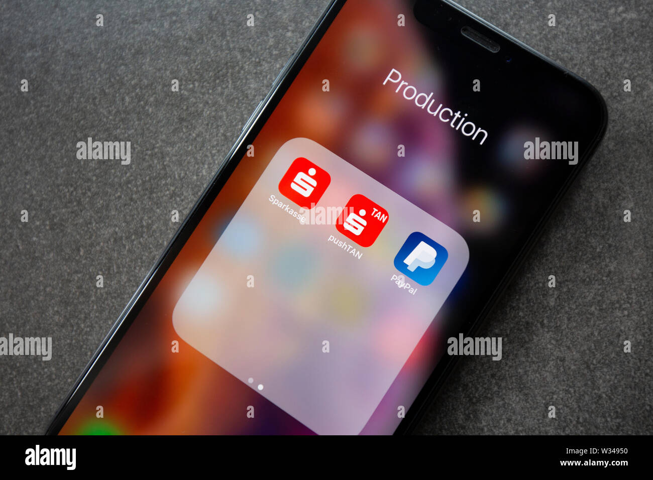Mannheim, BADEN-WÜRTTEMBERG / Germania 07 12 2019 PayPal, Banca Sparkasse App su Apple iPhone XS con display Foto Stock