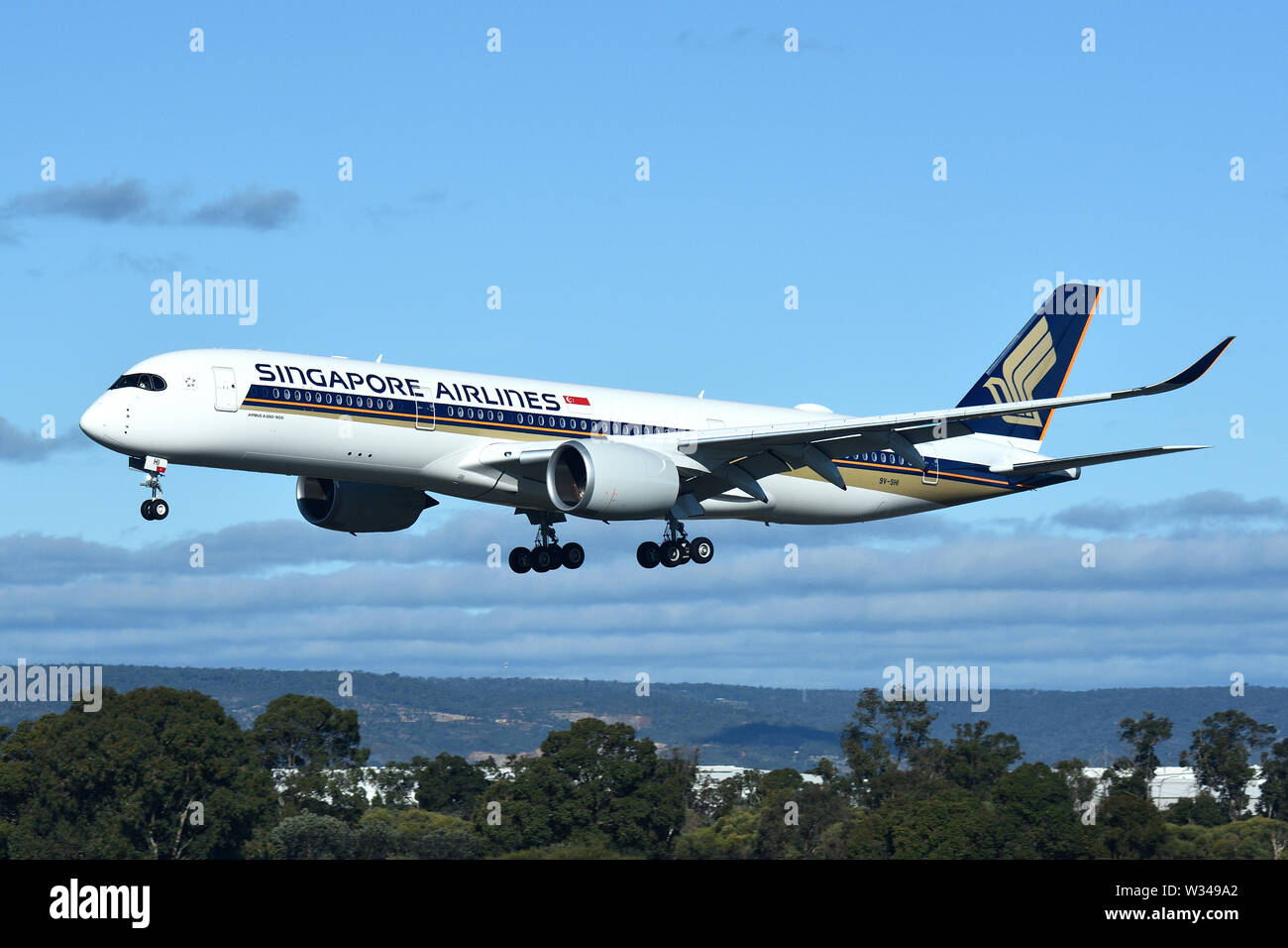 Airbus A350-900 9V-SHI di Singapore Airlines sulla rotta di avvicinamento all'Aeroporto di Perth, Western Australia Foto Stock