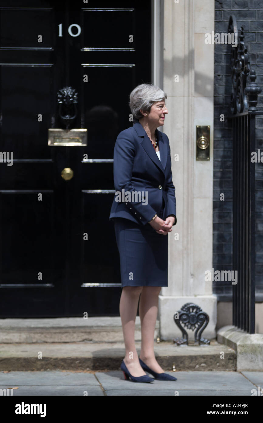 Il primo ministro Theresa Maggio saluta primo ministro nepalese Khadga Prasad Sharma Oli per colloqui al numero 10 di Downing Street, Londra, Regno Unito. Dotato di: PM Theresa Maggio dove: Londra, Regno Unito quando: 11 giu 2019 Credit: Wheatley/WENN Foto Stock