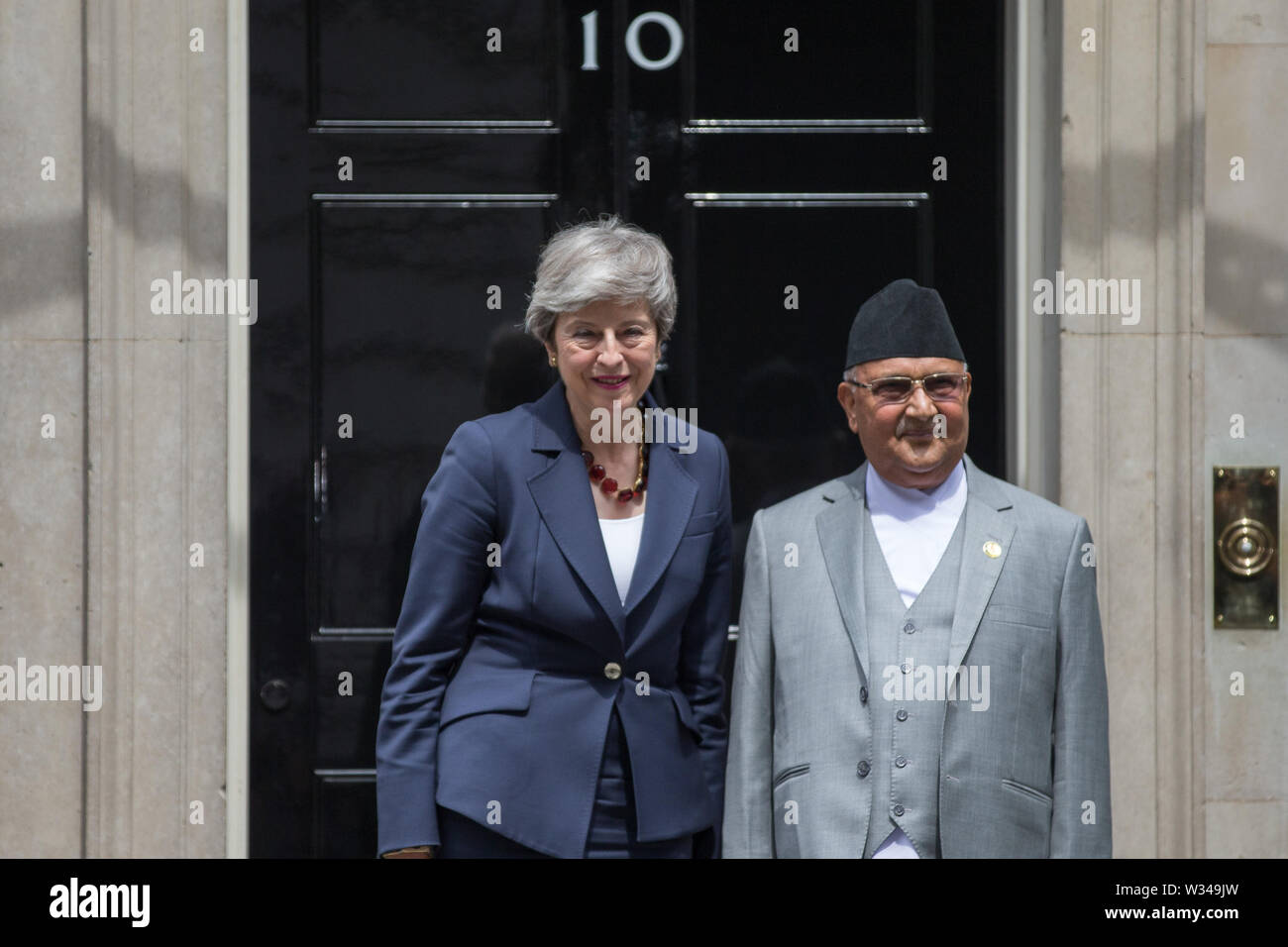 Il primo ministro Theresa Maggio saluta primo ministro nepalese Khadga Prasad Sharma Oli per colloqui al numero 10 di Downing Street, Londra, Regno Unito. Dotato di: PM Theresa Maggio, nepalesi PM Khadga Prasad Sharma Oli dove: Londra, Regno Unito quando: 11 giu 2019 Credit: Wheatley/WENN Foto Stock