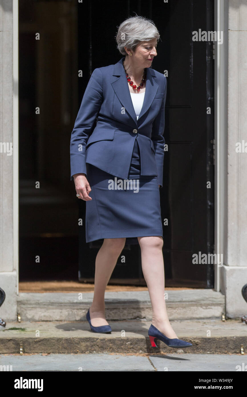 Il primo ministro Theresa Maggio saluta primo ministro nepalese Khadga Prasad Sharma Oli per colloqui al numero 10 di Downing Street, Londra, Regno Unito. Dotato di: PM Theresa Maggio dove: Londra, Regno Unito quando: 11 giu 2019 Credit: Wheatley/WENN Foto Stock