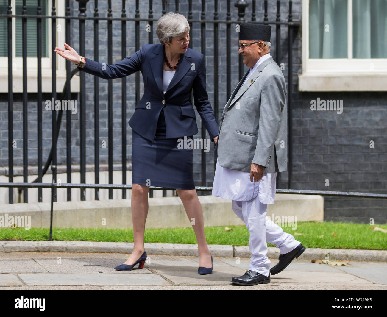 Il primo ministro Theresa Maggio saluta primo ministro nepalese Khadga Prasad Sharma Oli per colloqui al numero 10 di Downing Street, Londra, Regno Unito. Dotato di: PM Theresa Maggio, nepalesi PM Khadga Prasad Sharma Oli dove: Londra, Regno Unito quando: 11 giu 2019 Credit: Wheatley/WENN Foto Stock