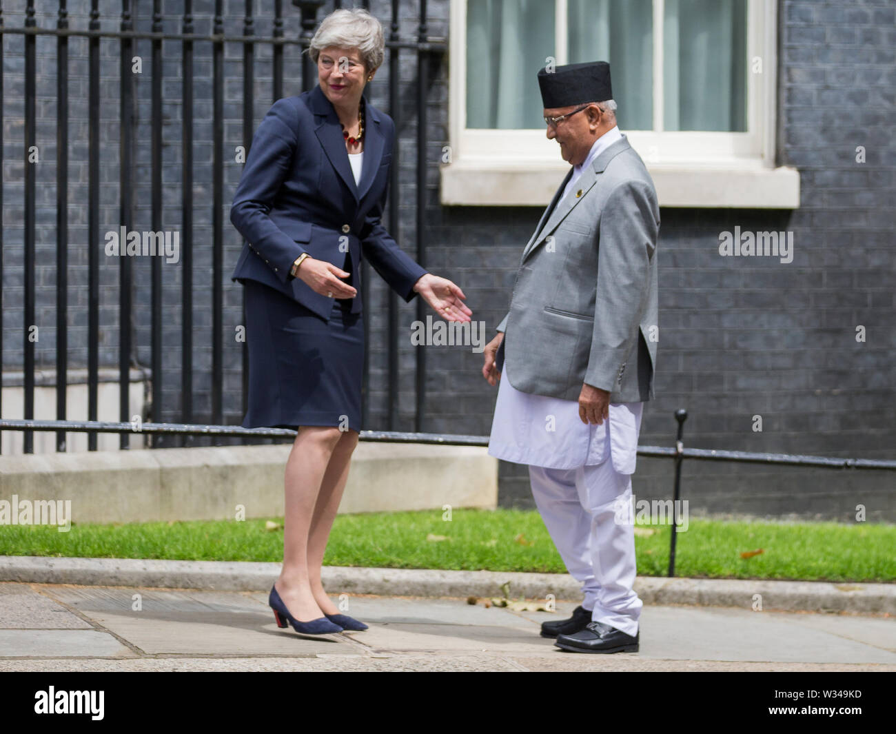 Il primo ministro Theresa Maggio saluta primo ministro nepalese Khadga Prasad Sharma Oli per colloqui al numero 10 di Downing Street, Londra, Regno Unito. Dotato di: PM Theresa Maggio, nepalesi PM Khadga Prasad Sharma Oli dove: Londra, Regno Unito quando: 11 giu 2019 Credit: Wheatley/WENN Foto Stock