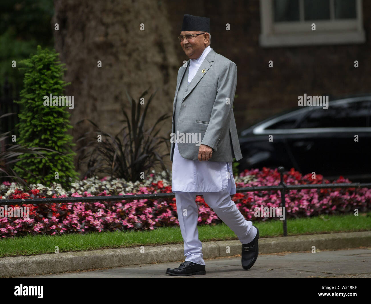 Il primo ministro Theresa Maggio saluta primo ministro nepalese Khadga Prasad Sharma Oli per colloqui al numero 10 di Downing Street, Londra, Regno Unito. Dotato di: Nepalese PM Khadga Prasad Sharma Oli dove: Londra, Regno Unito quando: 11 giu 2019 Credit: Wheatley/WENN Foto Stock