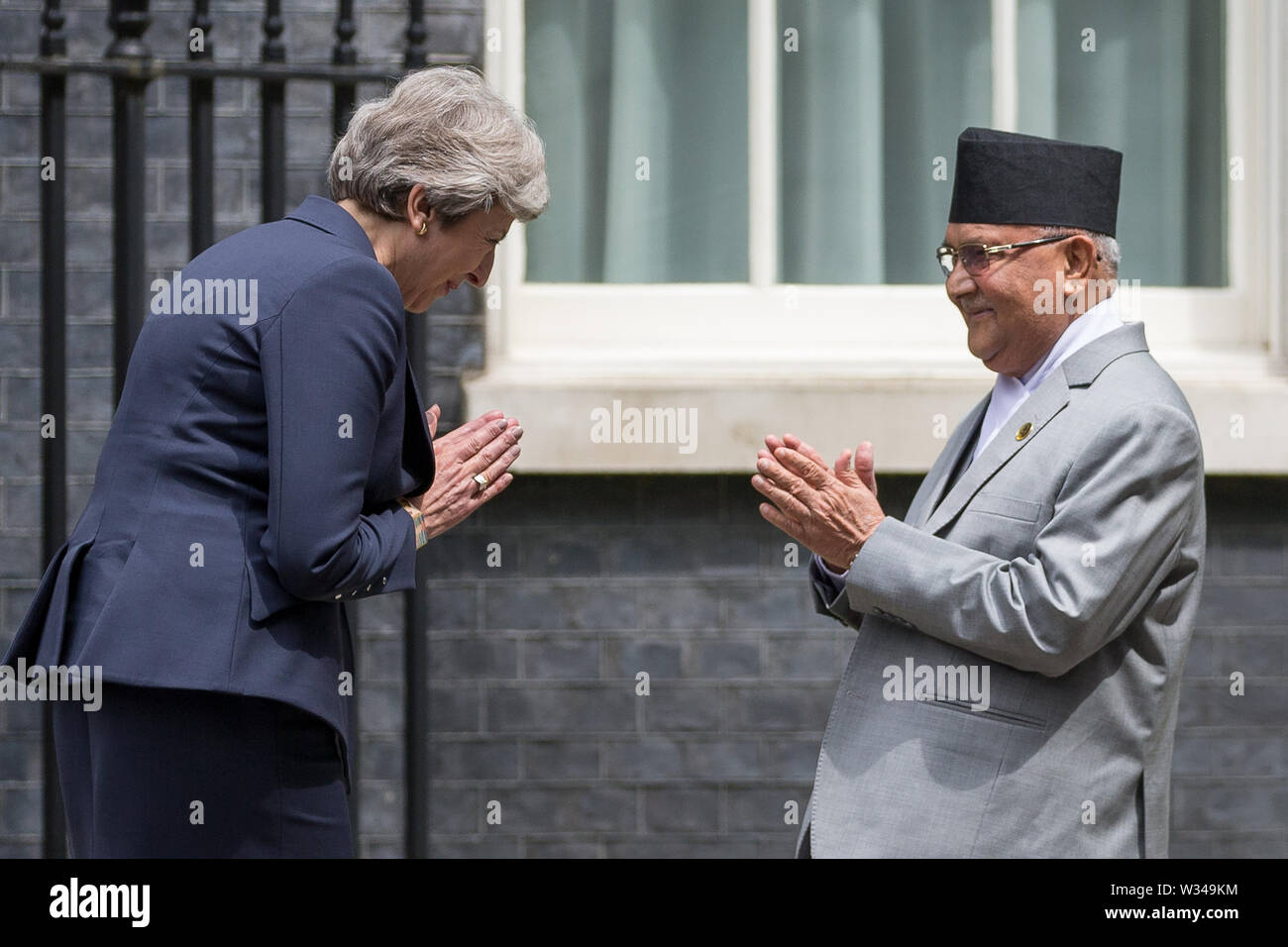 Il primo ministro Theresa Maggio saluta primo ministro nepalese Khadga Prasad Sharma Oli per colloqui al numero 10 di Downing Street, Londra, Regno Unito. Dotato di: PM Theresa Maggio, nepalesi PM Khadga Prasad Sharma Oli dove: Londra, Regno Unito quando: 11 giu 2019 Credit: Wheatley/WENN Foto Stock