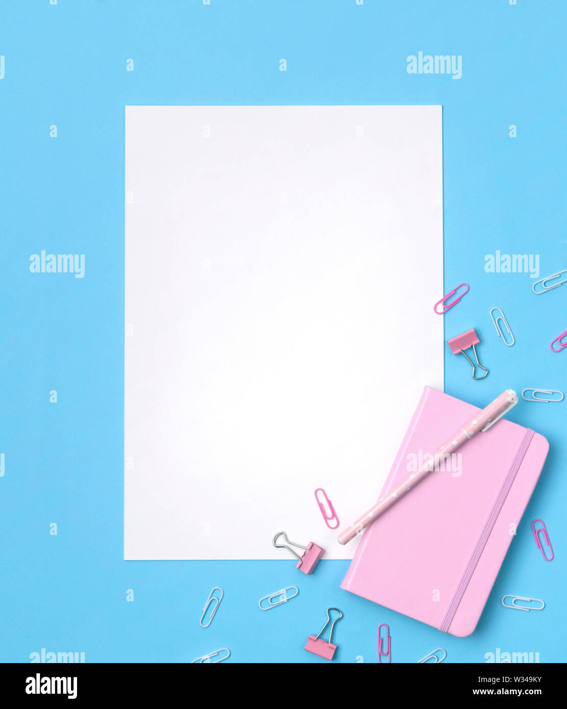 Bellissimi articoli di cancelleria laici piatta con notebook rosa, penne rigate, note, clip di carta Foto Stock