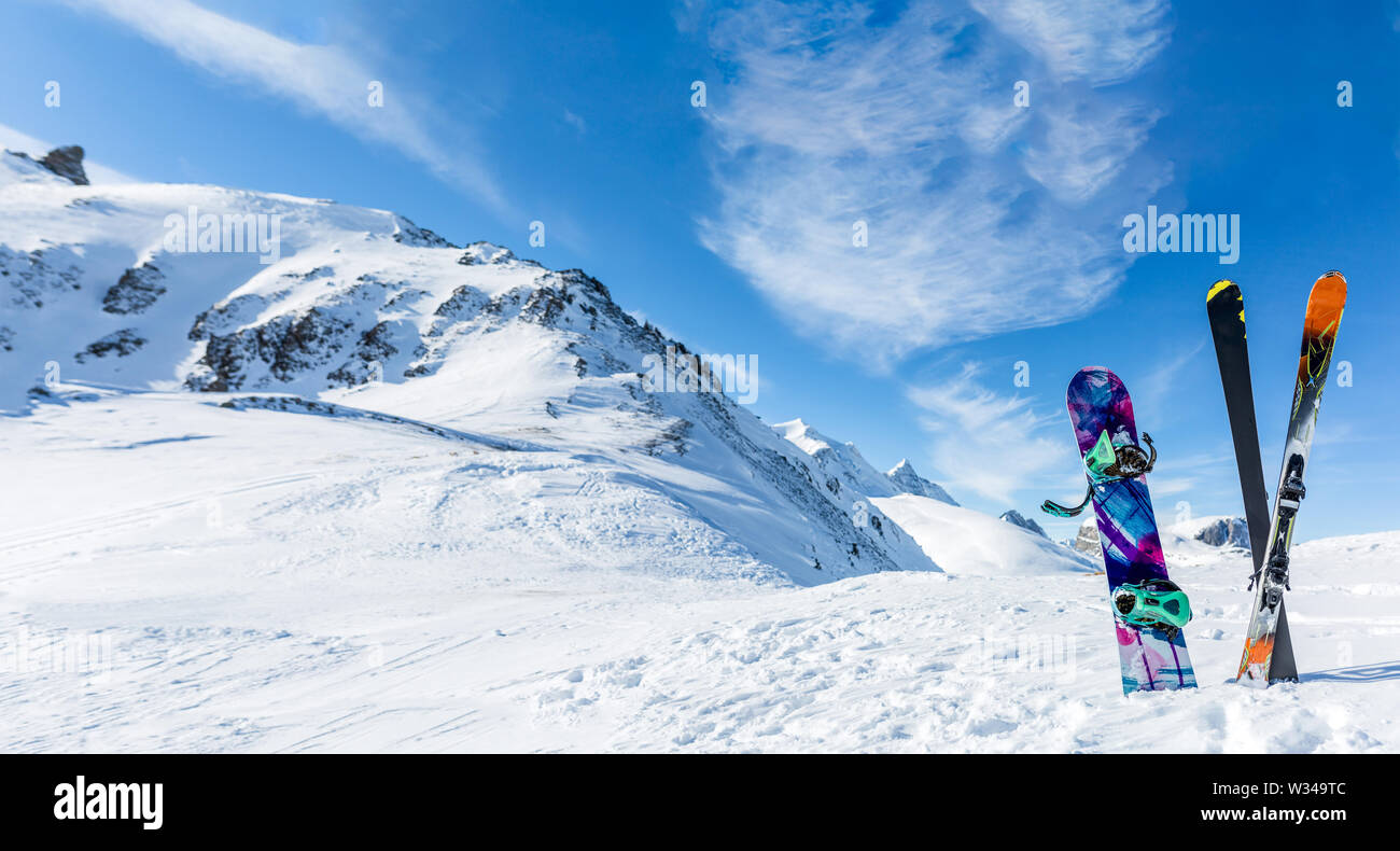 Foto di attraversato gli sci e bastoni sullo sfondo del paesaggio innevato Foto Stock