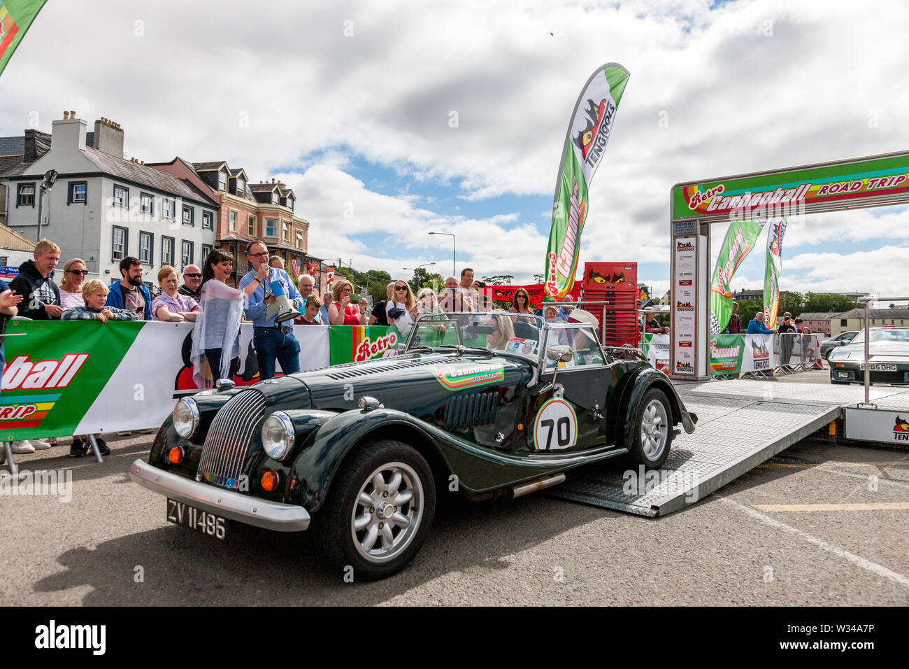 Kinsale, Cork, Irlanda. 12 Luglio, 2019. Con e di grazia Mulvihill con loro 1988 Morgan 44 alla linea di partenza della Cannononball retrò Road Trip a Kinsale, Co. Cork, Irlanda. Il percorso classico inizia a Kinsale e prende in Healy Pass, Kenmare, Molls Gap, pollice Beach, Dingle, Slea Head, Conor Pass, Tralee e termina al Castello di Bunratty il 13 luglio 2019. Credito: David Creedon/Alamy Live News Foto Stock