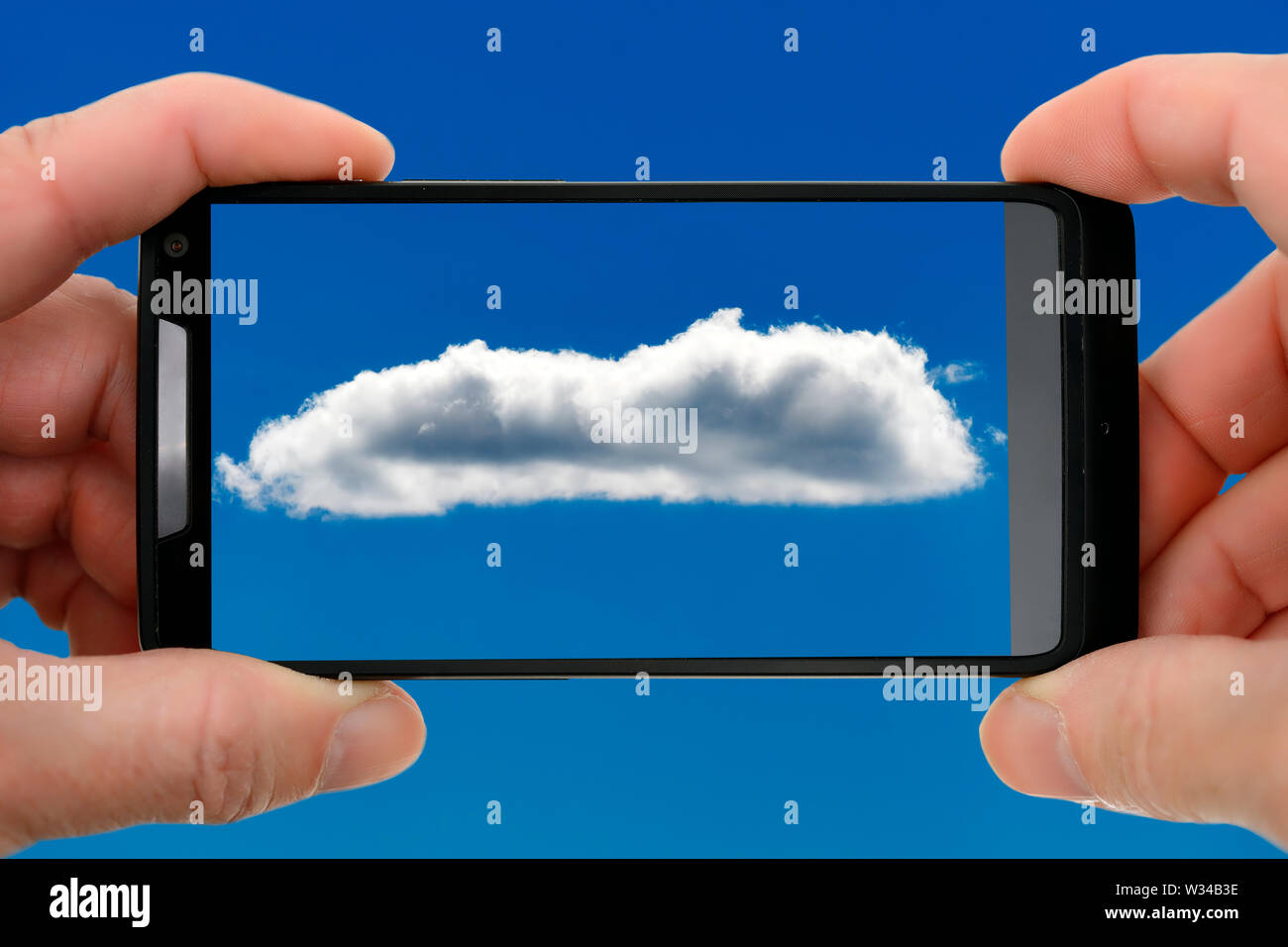 Il cloud su una schermata dello smartphone, il cloud computing Foto Stock
