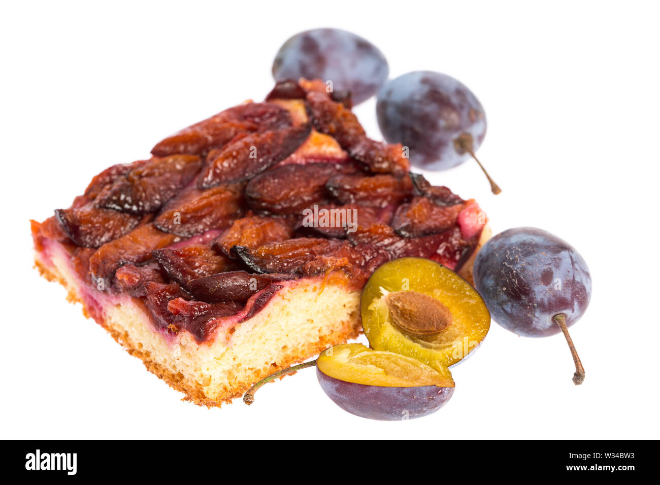 Plum cake con prugne fresche isolati su sfondo bianco Foto Stock
