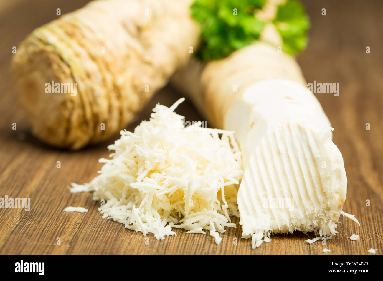 Il rafano su pannello di legno Foto Stock