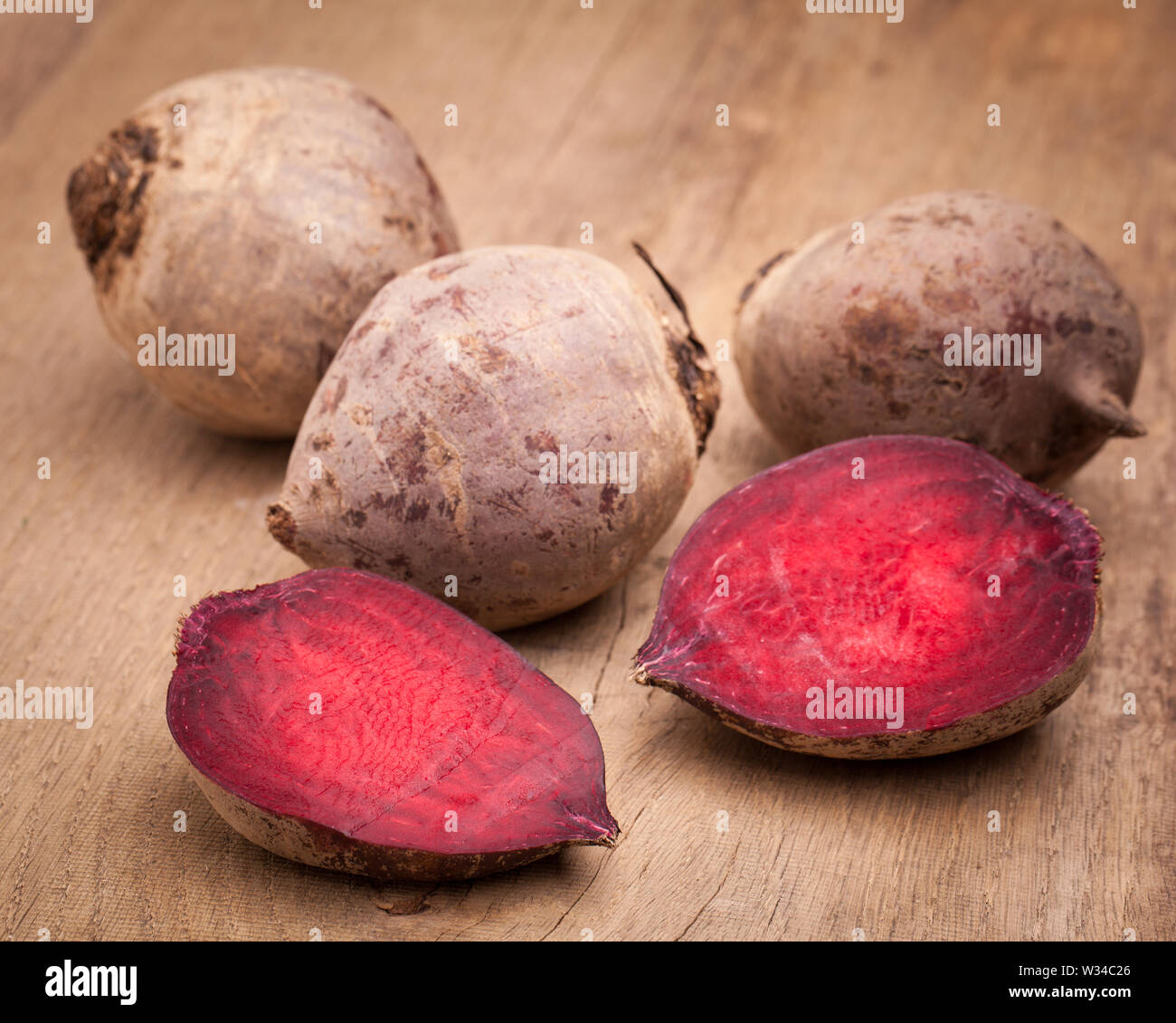 Barbabietole sul pannello di legno Foto Stock