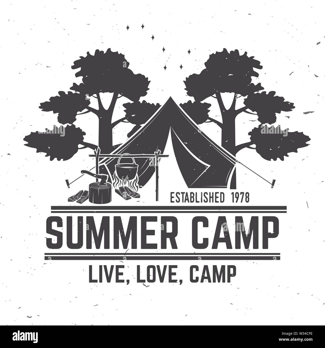 Summer Camp. Illustrazione Vettoriale. Concetto per una camicia o un logo, stampa, timbro o il raccordo a t. Vintage design tipografia con camper tenda, la pentola sul fuoco, ax, sky e silhouette di foresta. Illustrazione Vettoriale