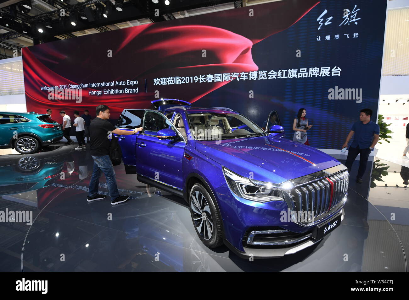 (190712) -- CHANGCHUN, luglio 12, 2019 (Xinhua) - Visitatori visualizza la Hongqi HS7 modello il primo c-Class sport utility vehicle (SUV) di Hongqi, a Changchun International Auto Expo di Changchun, città capitale del nord-est della Cina di provincia di Jilin, luglio 12, 2019. Della Cina di automobilistico FAW gruppo su Venerdì ha iniziato a vendere la prima classe C-SUV della sua iconica Hongqi brand in un tentativo di catturare una fetta di auto di lusso del mercato. La Hongqi HS7 modello, lanciato nel nord-est della città cinese di Changchun, è disponibile al prezzo di una gamma di 349,800 yuan (50,900 dollari USA) per 459,800 yuan, Changchun-basato carmake Foto Stock