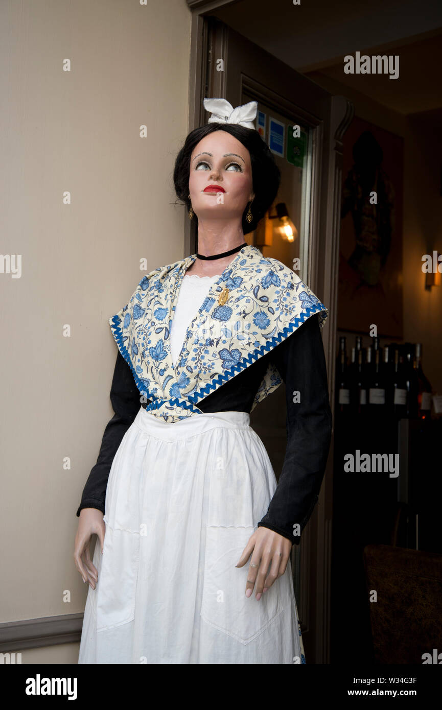 La Francia. Ad Arles. 2019. Manichino vestito in abiti tradizionali al di fuori di un ristorante Foto Stock
