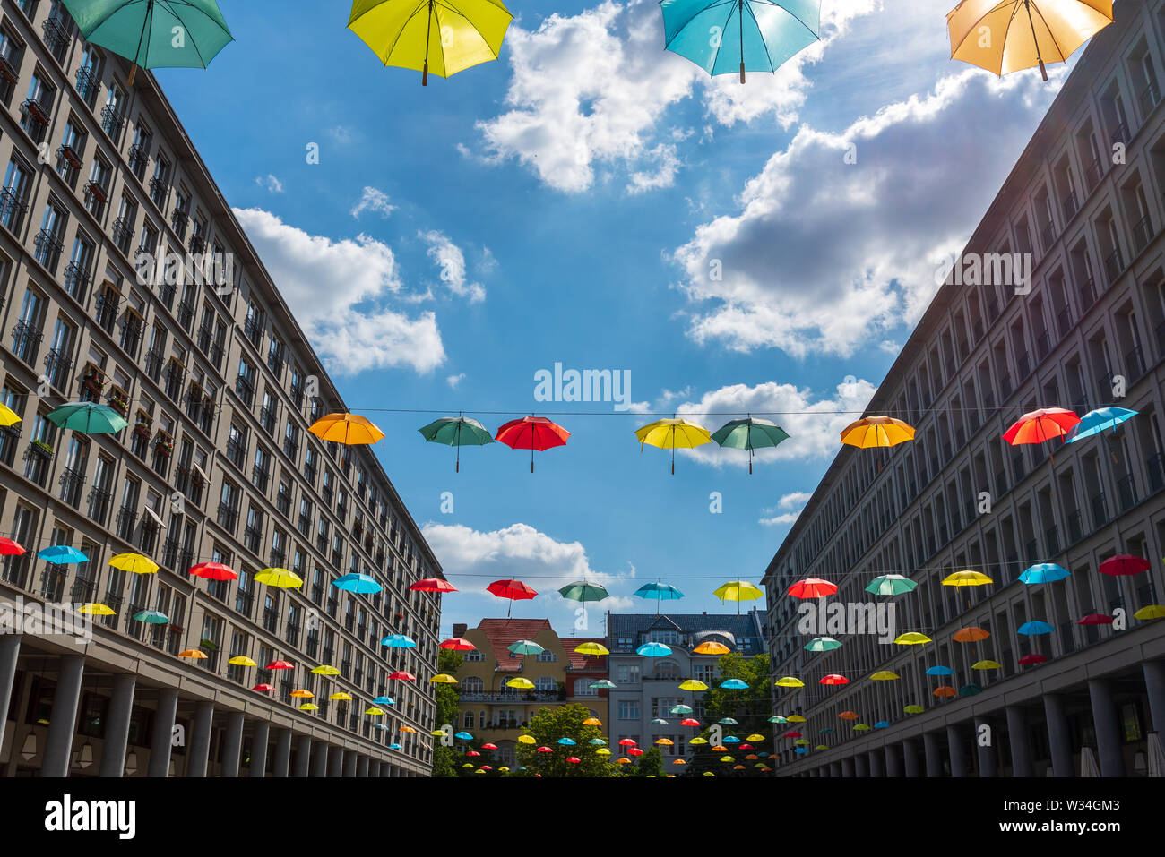 Ombrelloni colorati sospesi attraverso Walter Benjamin Platz a Berlino Foto Stock