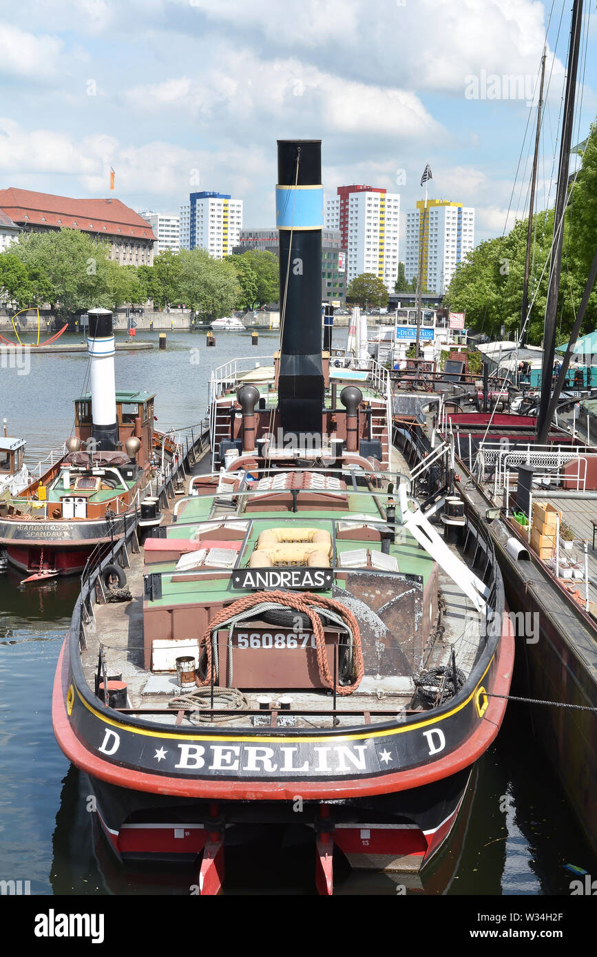 Vecchia nave da carico in un porto a Fischerinsel a Berlino Foto Stock