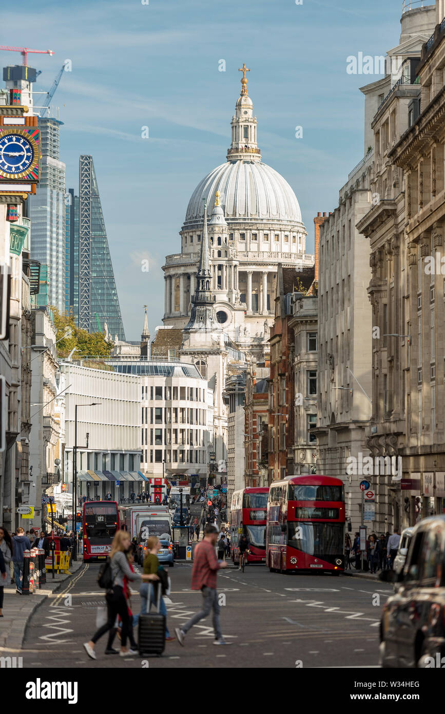 Fleet Street guardando ad est verso la Cattedrale di St Paul e la città di Londra Foto Stock