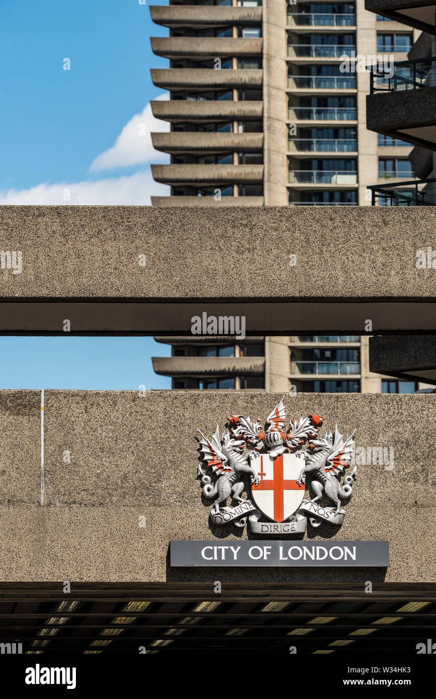 Stemma della città di Londra su una struttura in cemento al Barbican Estate, che mostra l'architettura brutalista e l'identità urbana di Londra, Inghilterra. Foto Stock