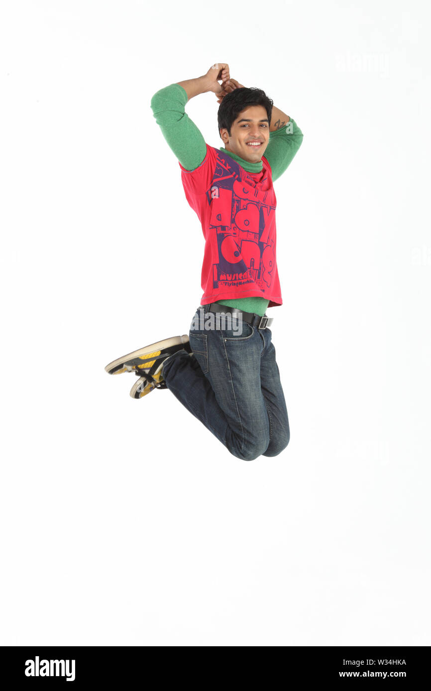Ritratto di un giovane indiano uomo salti in aria Foto Stock