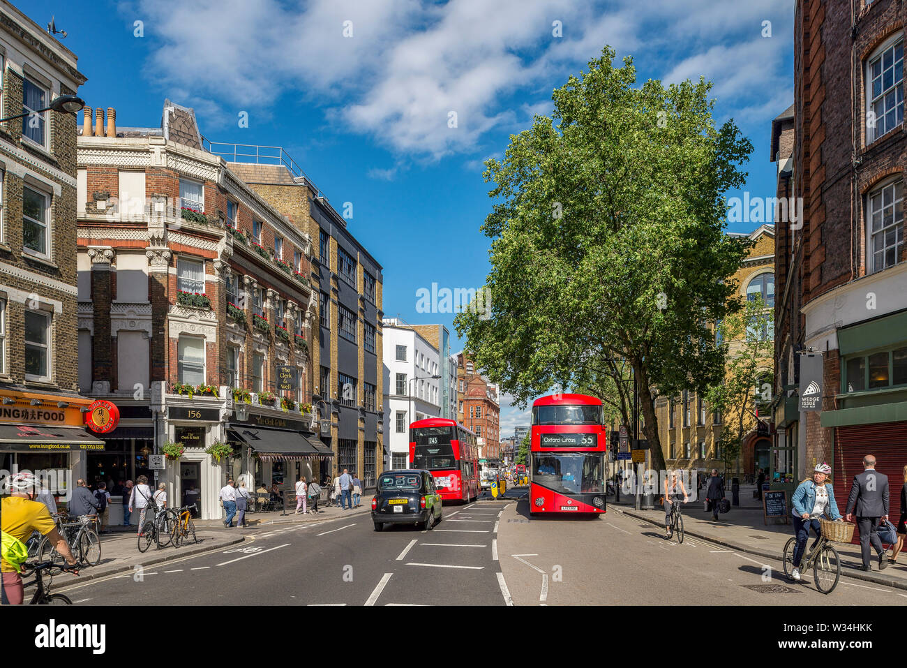 Una strada trafficata scena a Clerkenwell Road Farringdon Foto Stock