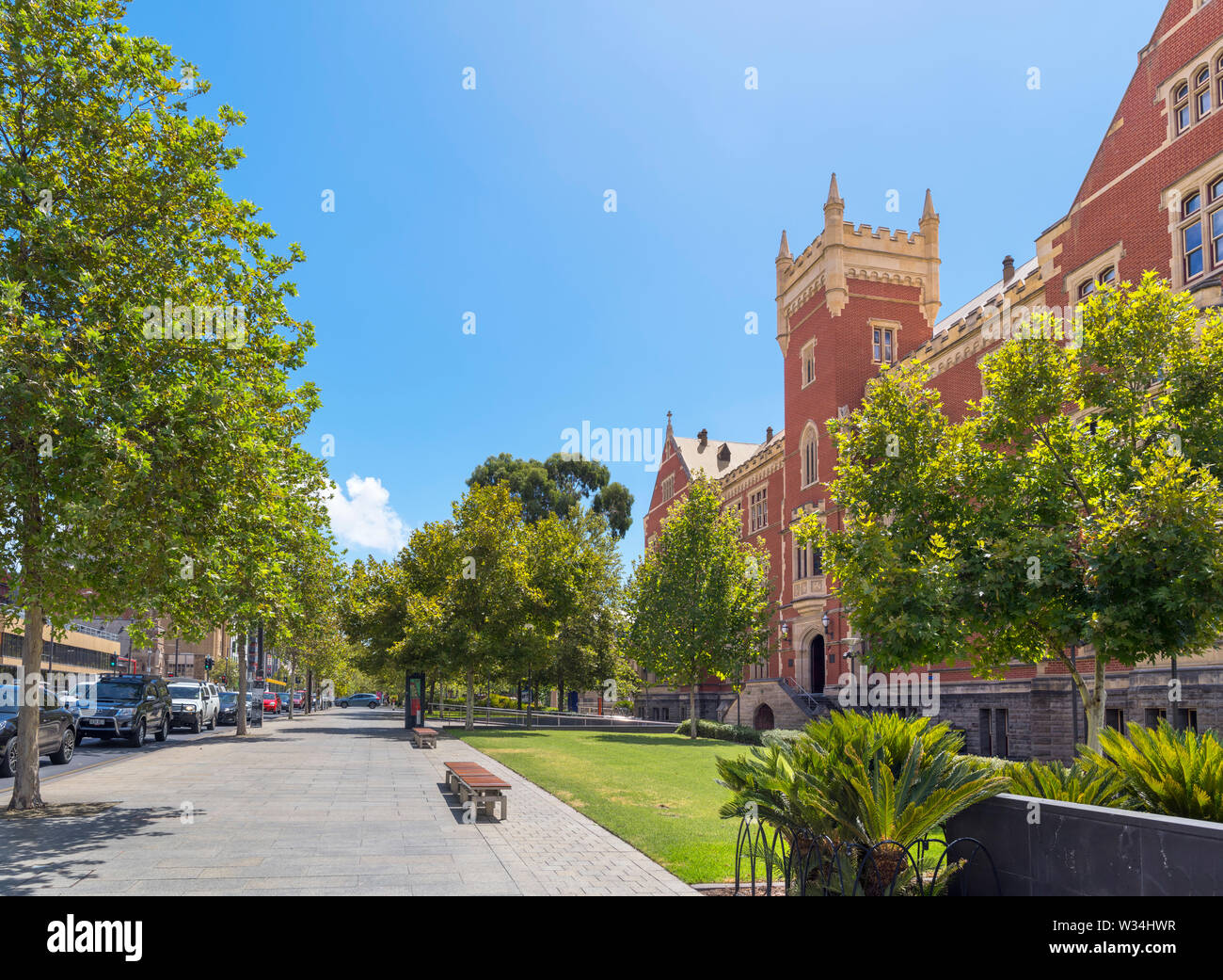 La Terrazza nord con il Brookman edificio Hall della University of South Australia (UNISA) sulla destra, City East Campus, Adelaide, Australia del Sud Foto Stock