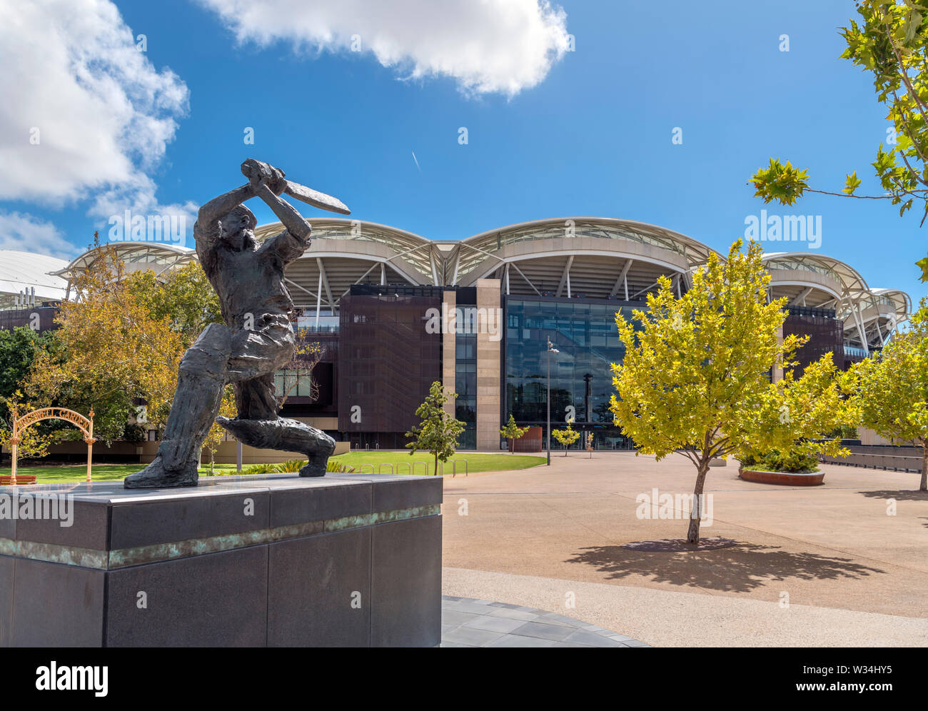 Statua di Sir Donald Bradman fuori Adelaide Oval, Adelaide, South Australia, Australia Foto Stock