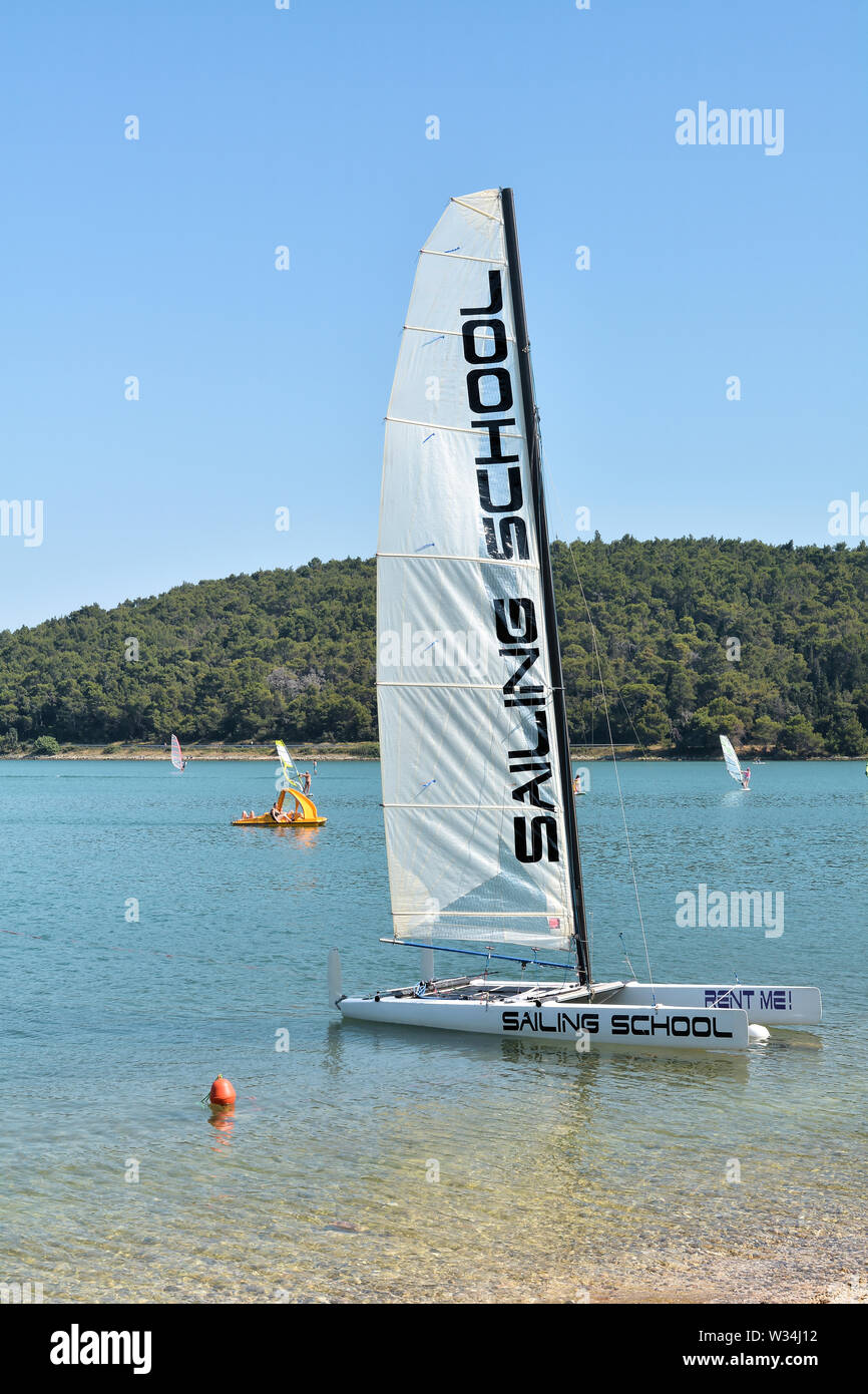 Scuola di vela sulla spiaggia di Medulin in Croazia Foto Stock