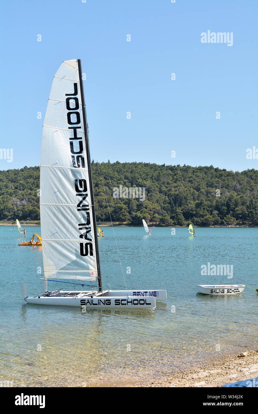 Scuola di vela sulla spiaggia di Medulin in Croazia Foto Stock