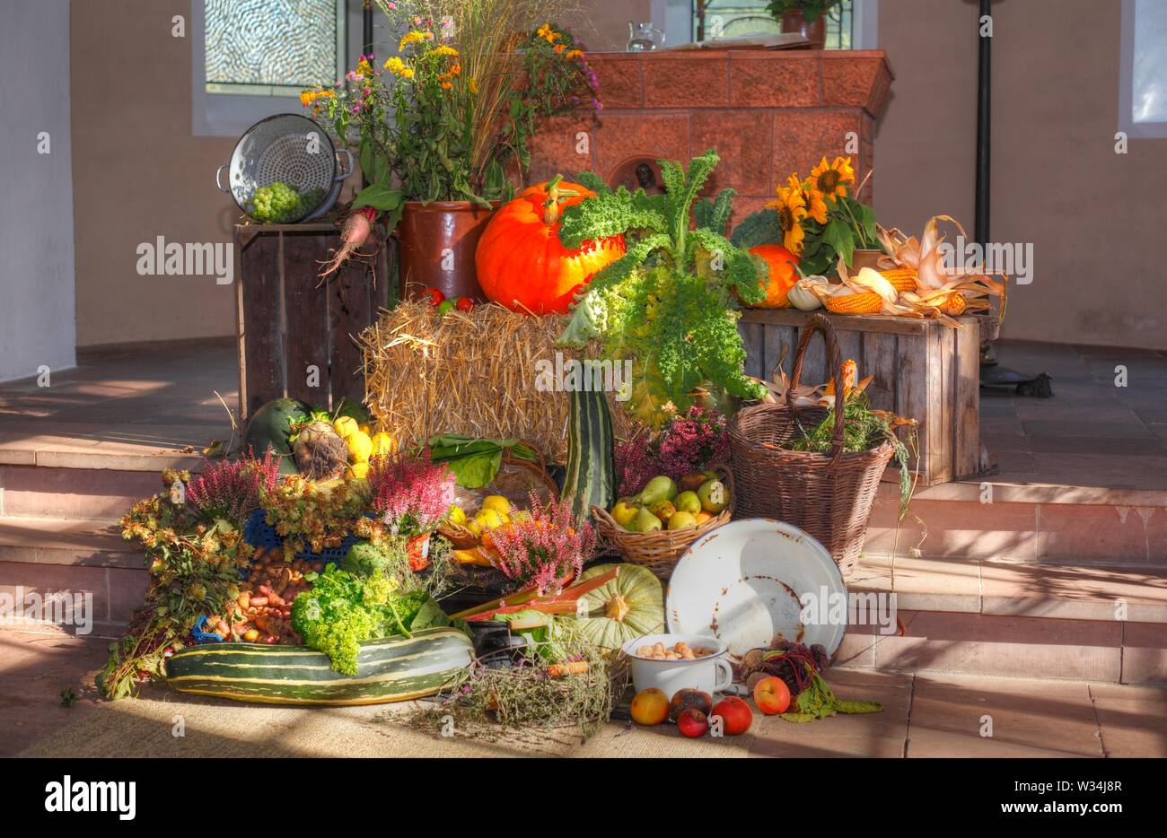 Frutta e verdura al giorno del Ringraziamento altare, ringraziamento, Liebfrauenkirche in autunno, Fischerhude, Bassa Sassonia, Germania, Europa Foto Stock