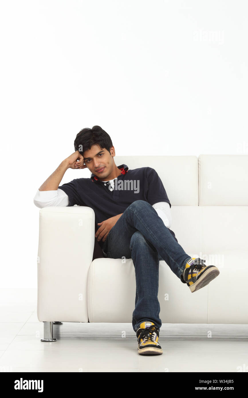 Ritratto di un indiano uomo seduto sul lettino Foto Stock