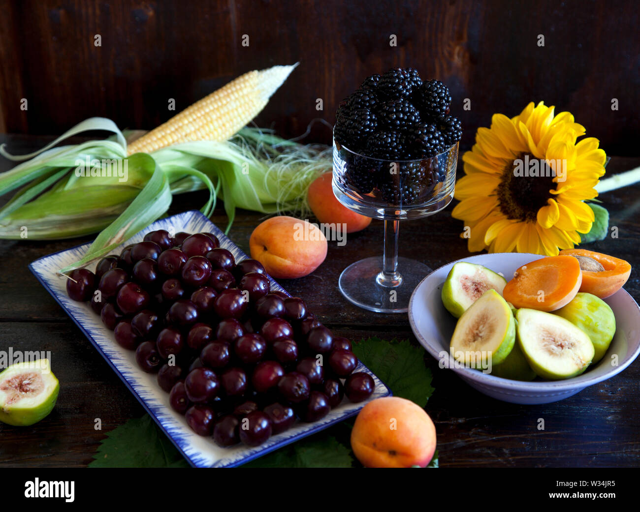 Frutta fresca ... tavolo pieno di vitamine Foto Stock