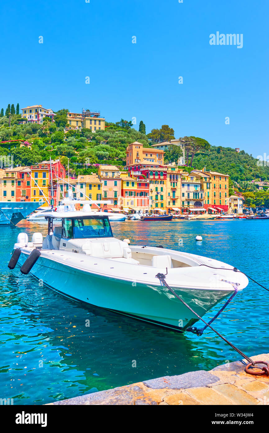 Bianco velocità barca nella baia di Portofino Riviera Italiana in Liguria, Italia Foto Stock