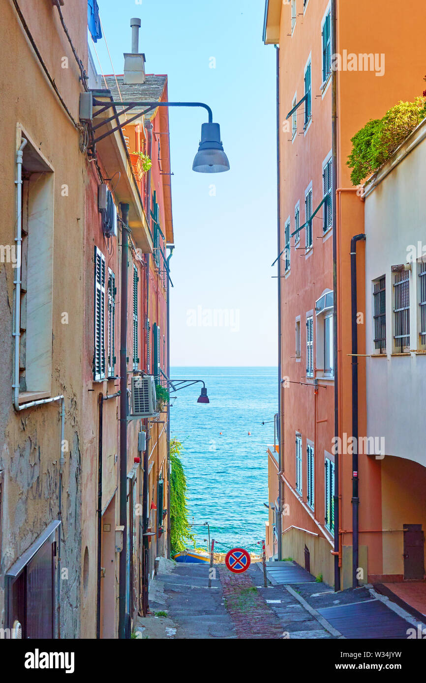 Strada che conduce al mare di Genova Nervi - località balneare in Liguria, Genova, Italia Foto Stock