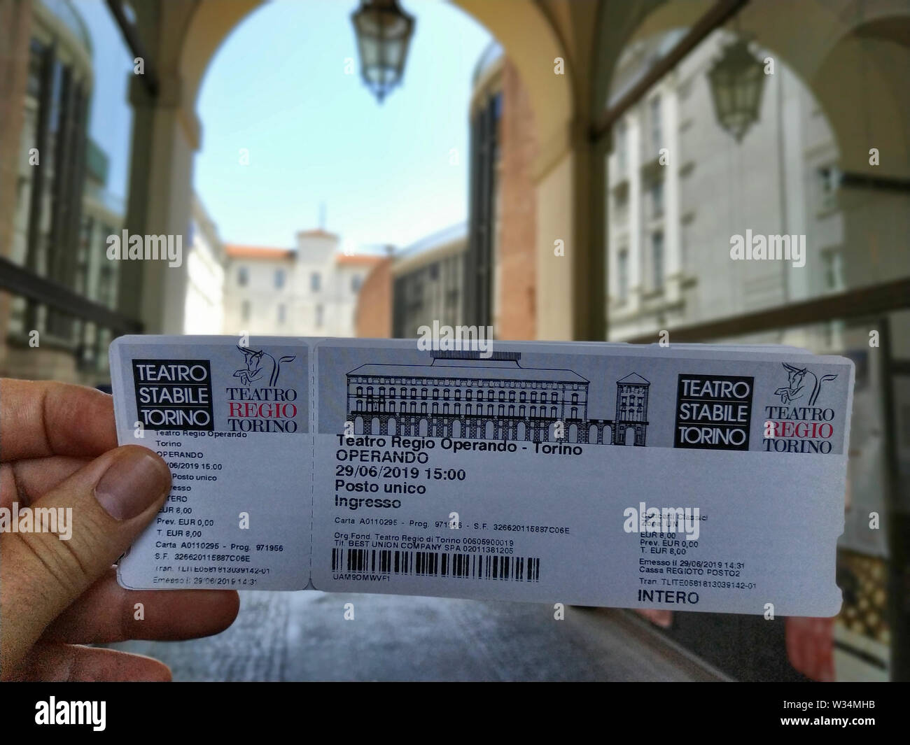 Torino, Piemonte, Italia. Giugno 2019. Il biglietto di ingresso al Teatro  Regio di Torino, con lo sfondo del cortile interno del teatro sfocato Foto  stock - Alamy