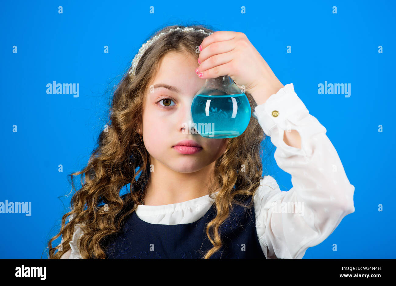 Si torna a scuola. bambino studio bilogy lezione. scienza ricerca in laboratorio. Piccola scuola ragazza. l educazione e la conoscenza. Futuro. piccola ragazza di scienziato con pallone di prova. La preparazione per gli esami. Foto Stock