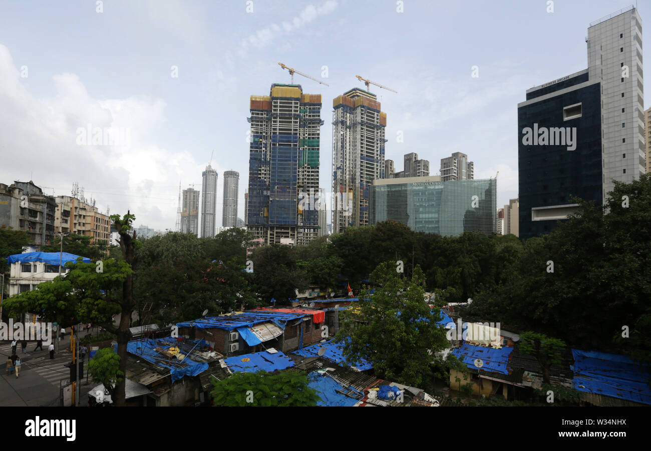(190712) -- MUMBAI, luglio 12, 2019 (Xinhua) -- Fotografia scattata a luglio 12, 2019 mostra gli edifici in costruzione in Mumbai, India. India del capitale finanziaria Mumbai della risorsa residenziale rimane il meno abbordabile del paese come la nazione è la convenienza di alloggiamento è peggiorata negli ultimi quattro anni, le risultanze della nazione la banca centrale ha rilasciato detto tardi il giovedì. Gli acquirenti di immobili residenziali in Mumbai ora pagare 43,3 percento del loro reddito equo rata mensile (IME) per il prestito iniziale rispetto al 42,6 percento del loro reddito in marzo 2015. (Str/Xinhua) Foto Stock