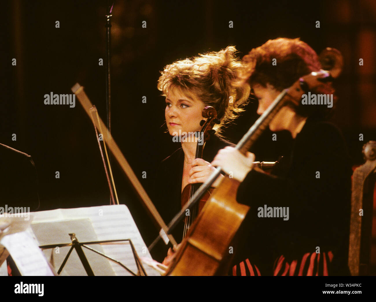 Il Violinista femmina in orchestra. Foto Stock