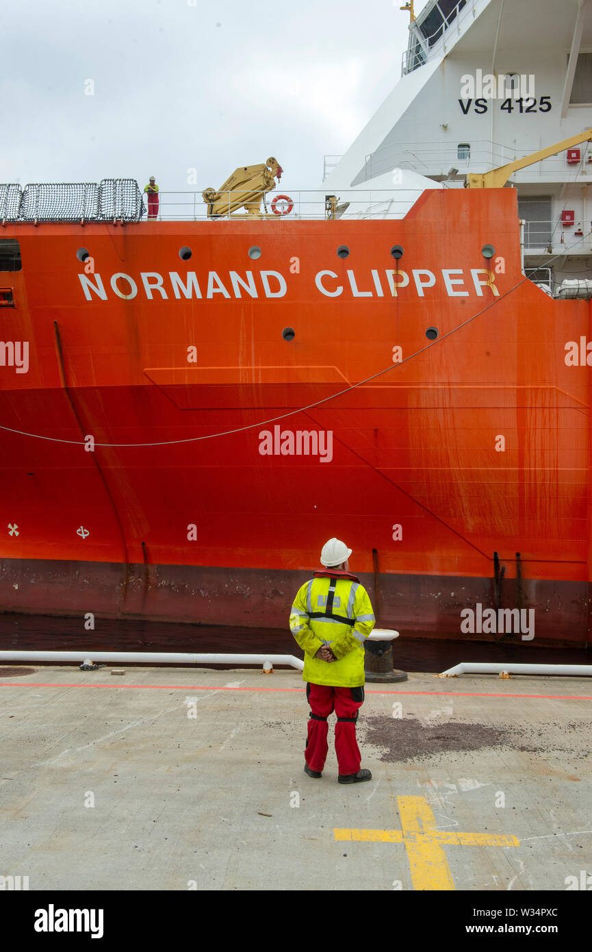 Normand Clipper che eroga impianti dismessi dall'olio del mare del nord Campi di Lerwick Shetland Foto Stock
