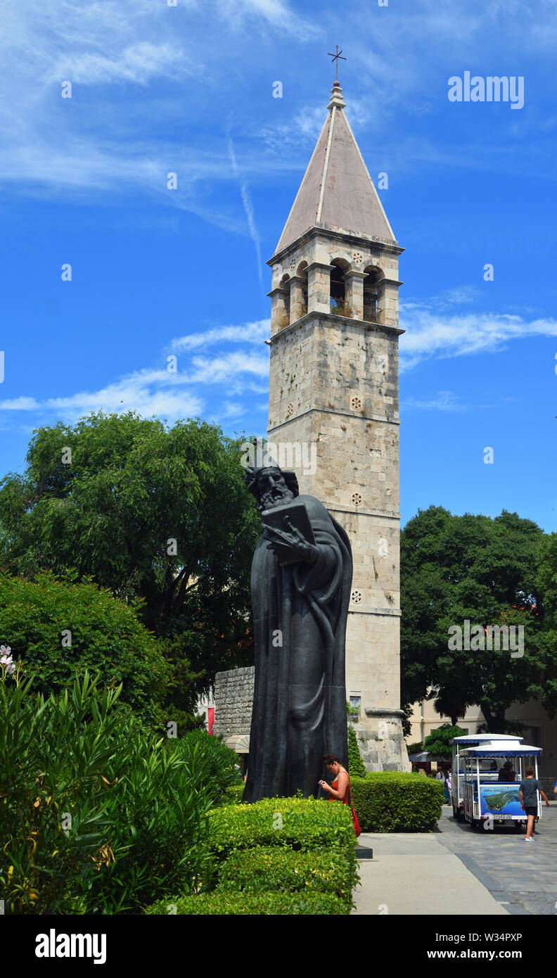 Statua di Gregorio di Nin e Campanile di San Arnir in Split, Croazia. Foto Stock