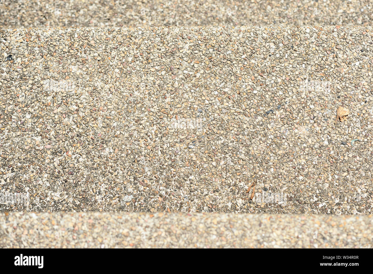 Pebble pavimento in pietra texture vicino. Sfondo astratto Foto Stock