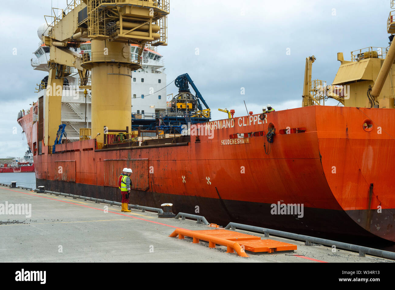 Normand Clipper ormeggio e la messa a terra smantellata oil rig di metallo di scarto da impianti di trivellazione di petrolio nel mare del Nord a Lerwick Shetland Scozia Scotland Foto Stock