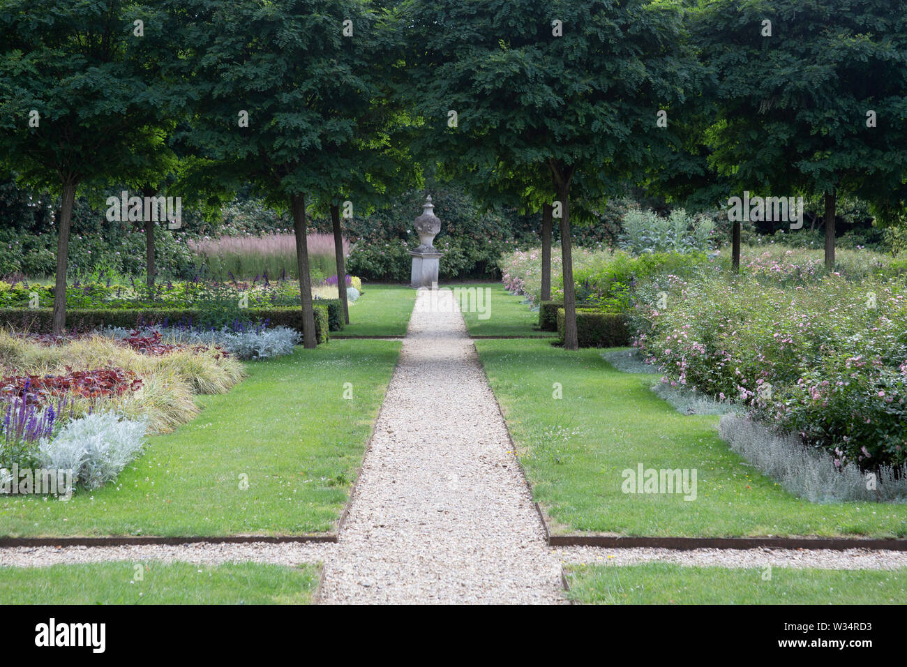 La formale e semi-circolare 'Italian' giardino, Chiswick Park, West London W4 England Regno Unito Foto Stock