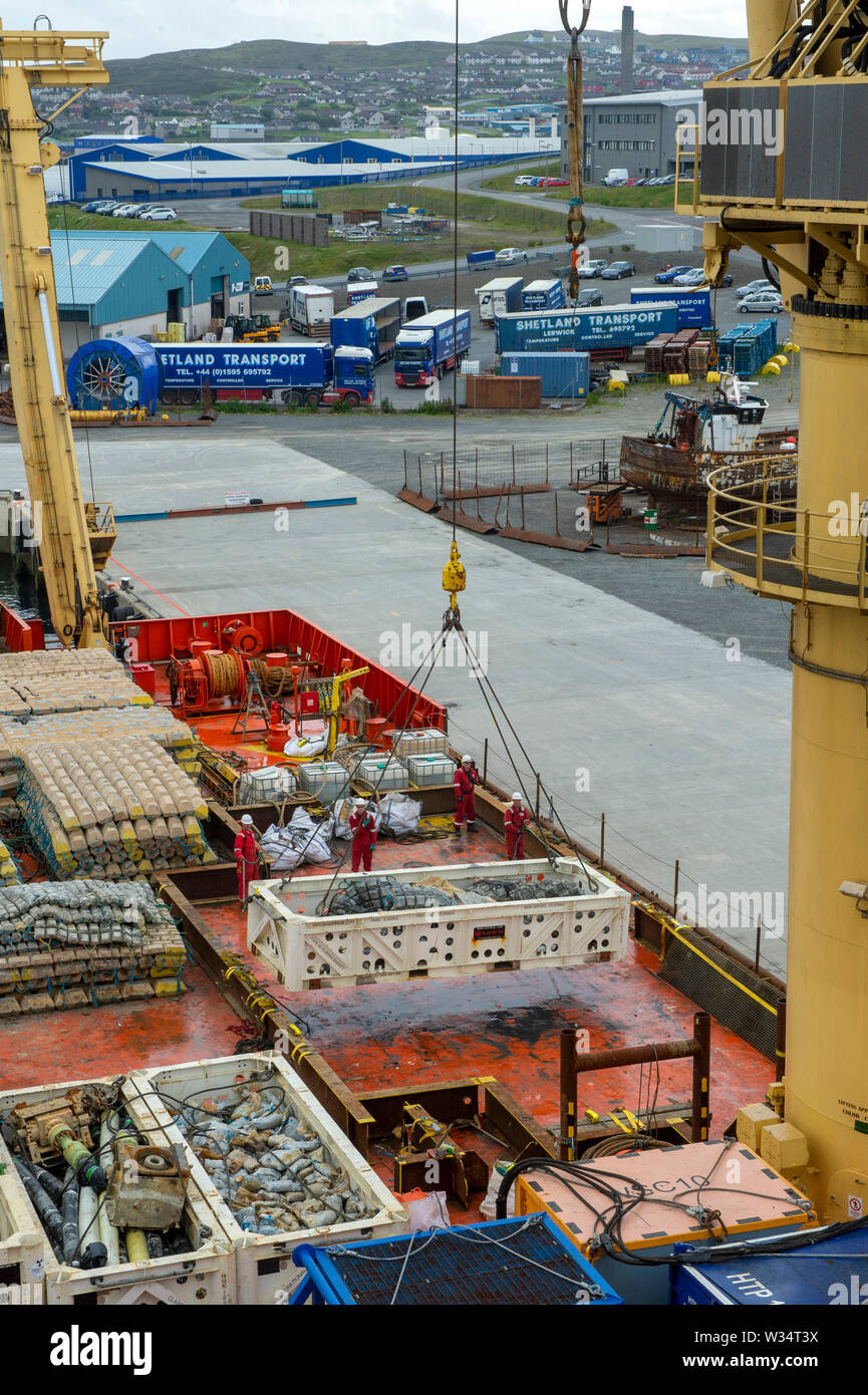 Normand Clipper ormeggio e la messa a terra smantellata oil rig di metallo di scarto da impianti di trivellazione di petrolio nel mare del Nord a Lerwick Shetland Scozia Scotland Foto Stock