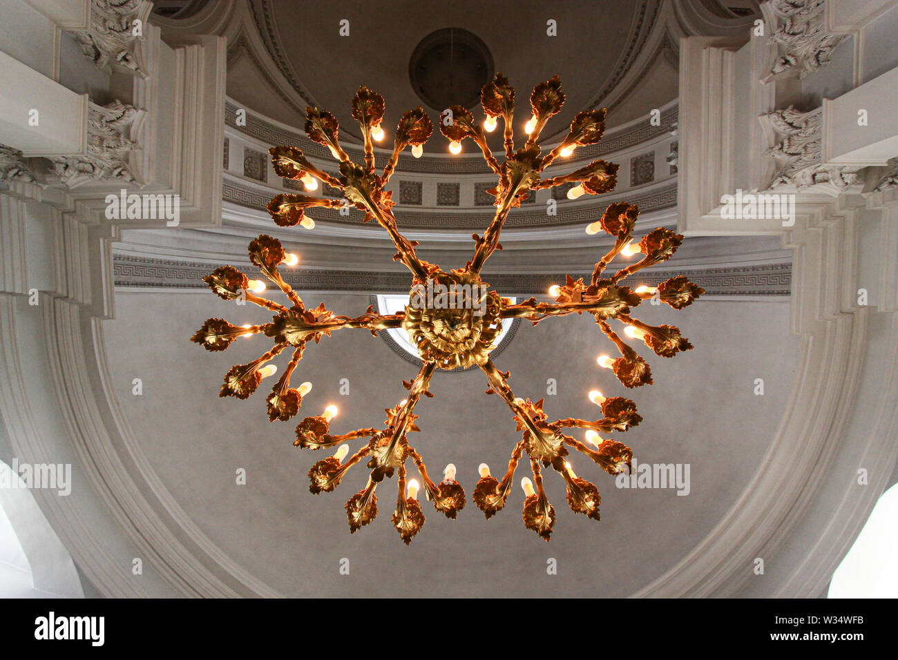 Visualizzare fino ad un grande lampadario nel mezzo della Cattedrale di Helsinki | Helsinki cattedrale è un segno distintivo di punto di riferimento, con le sue alte e cupola verde circondato Foto Stock