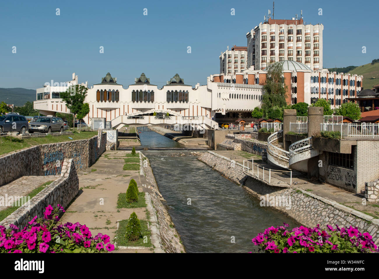 Ljudska fiume e l'Hotel Vrbak, Novi Pazar, Serbia Foto Stock
