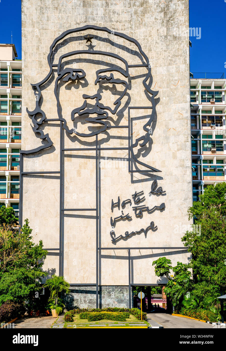 L'Avana, Cuba - Gennaio 4, 2019: Plaza de la Revolución o Piazza della Rivoluzione che include il murale dell'iconico Ernesto "Che" Guevara. Foto Stock